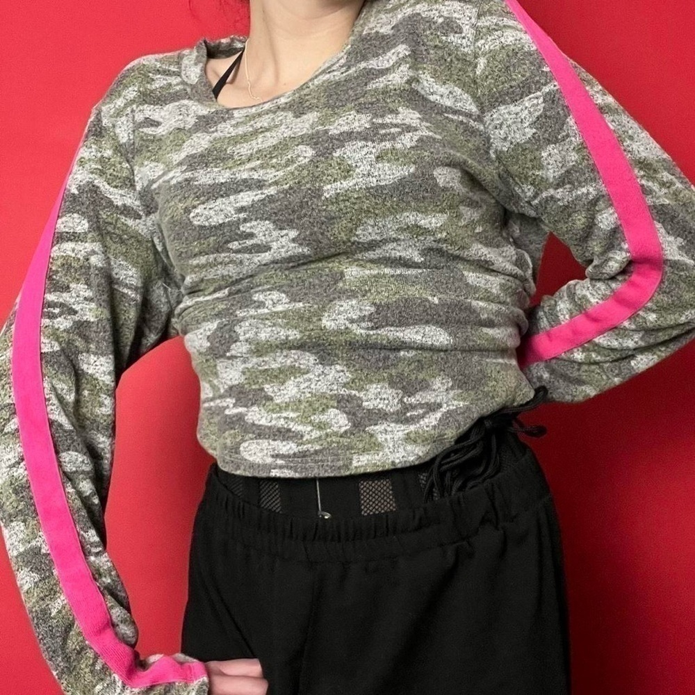 Camo long sleeve with pink stripe 💚🩷